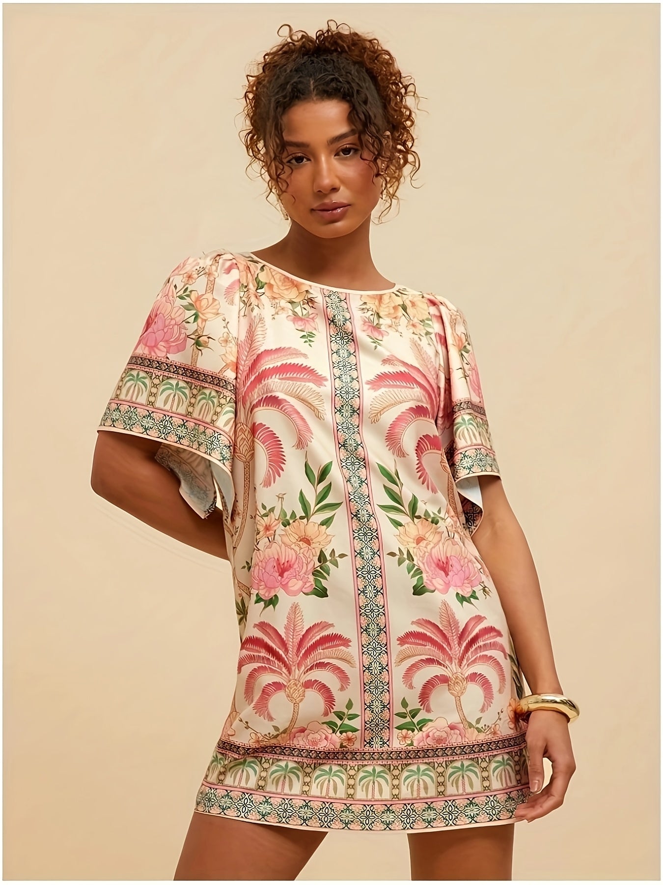 Sommerliches Minikleid in Rosa mit tropischem Blumenmuster und lässigen kurzen Ärmeln