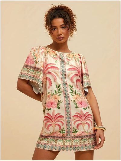 Sommerliches Minikleid in Rosa mit tropischem Blumenmuster und lässigen kurzen Ärmeln