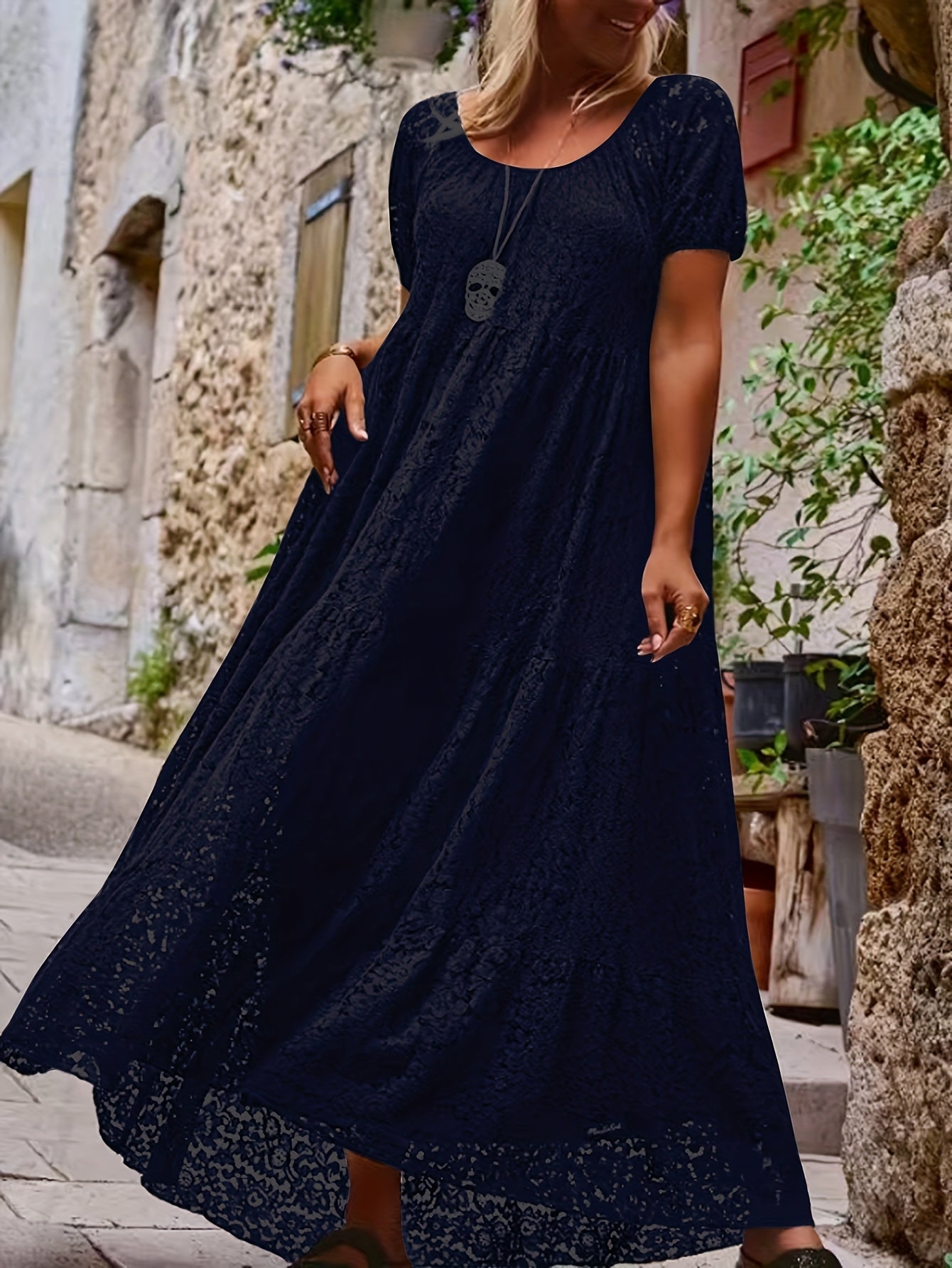 Elegantes Maxikleid in Übergröße aus Spitze mit offenen Schultern