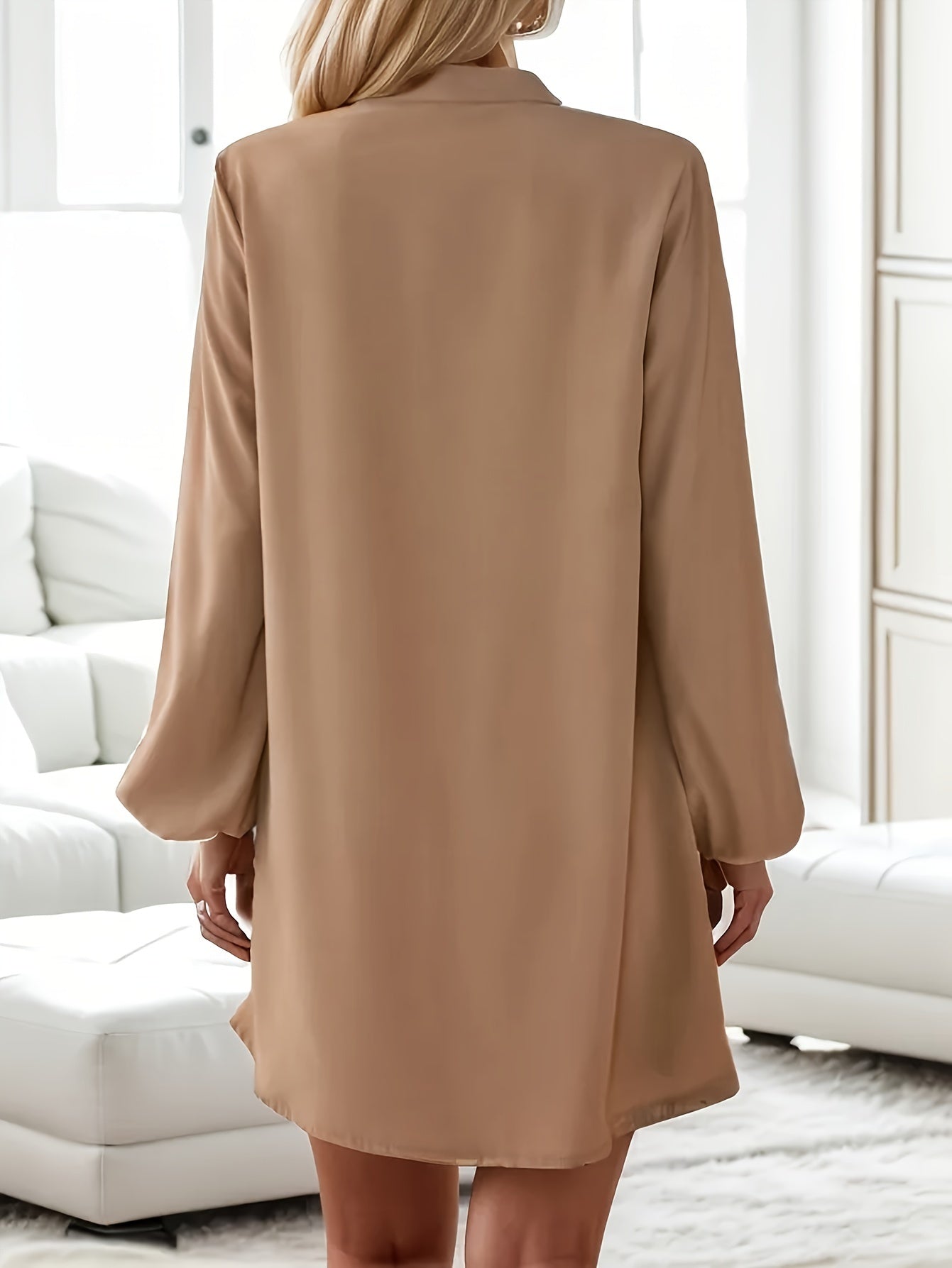 Stilvolles Kleid mit langen Ärmeln und V-Ausschnitt