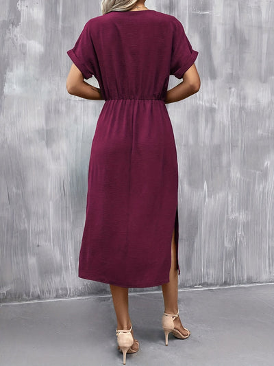 Elegantes Kleid mit kurzen Ärmeln, Taillenbindung und Schlitz – A-Linien-Schnitt