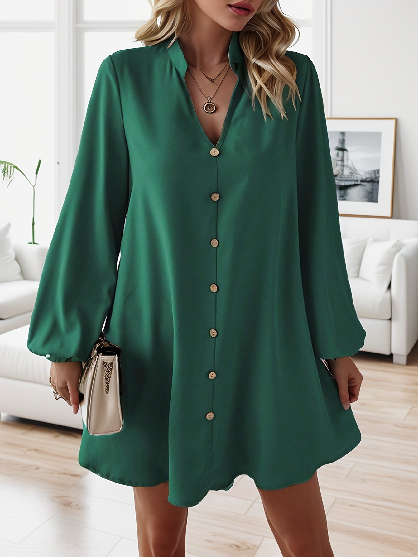 Stilvolles Kleid mit langen Ärmeln und V-Ausschnitt
