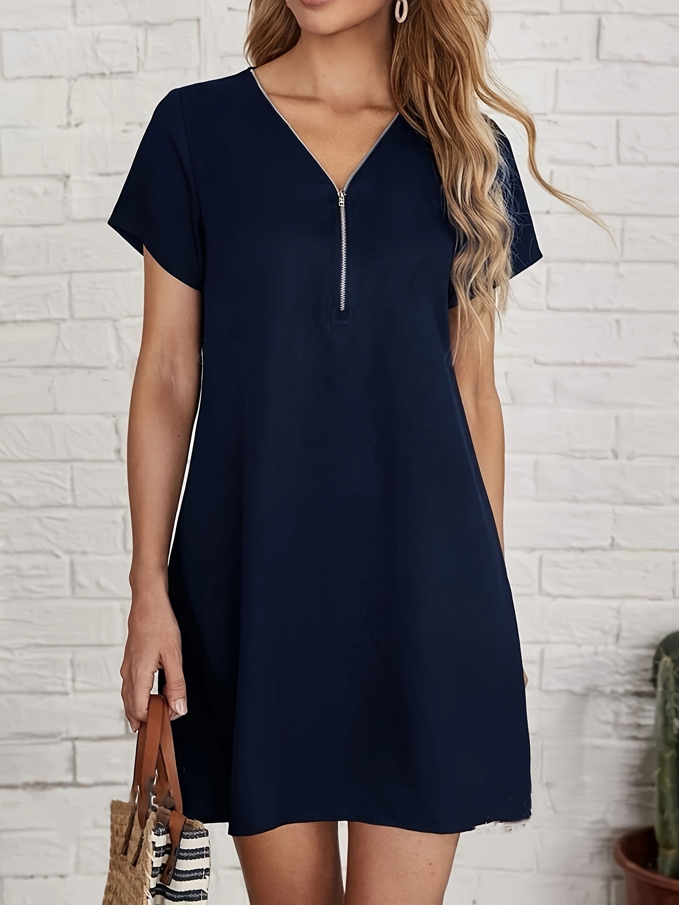 Mini-Kleid mit halbem Reißverschluss und V-Ausschnitt – Lässig für Frühling und Sommer