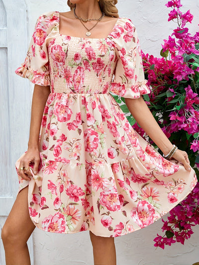 Rosa-rotes geblümtes Sommerkleid mit Raffung