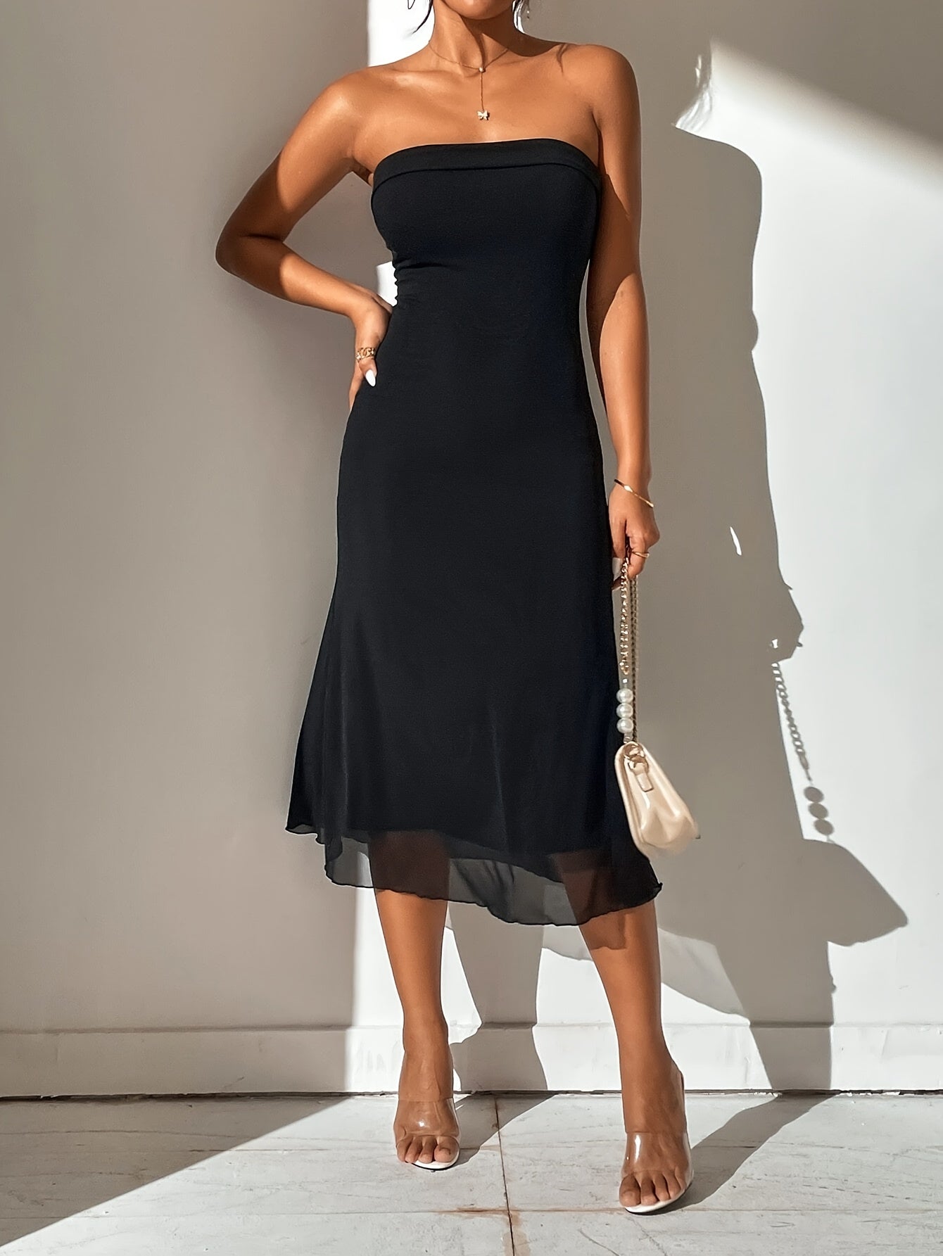 Schwarzes trägerloses Kleid mit elastischem Volant, elegant für den Sommer