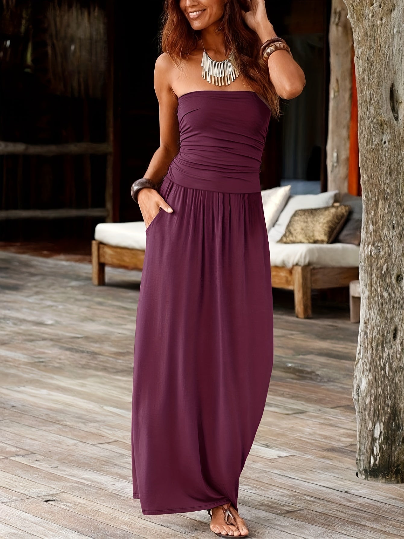 Feminin geschnittenes Bandeau-Kleid mit Blumenmuster und Taschen