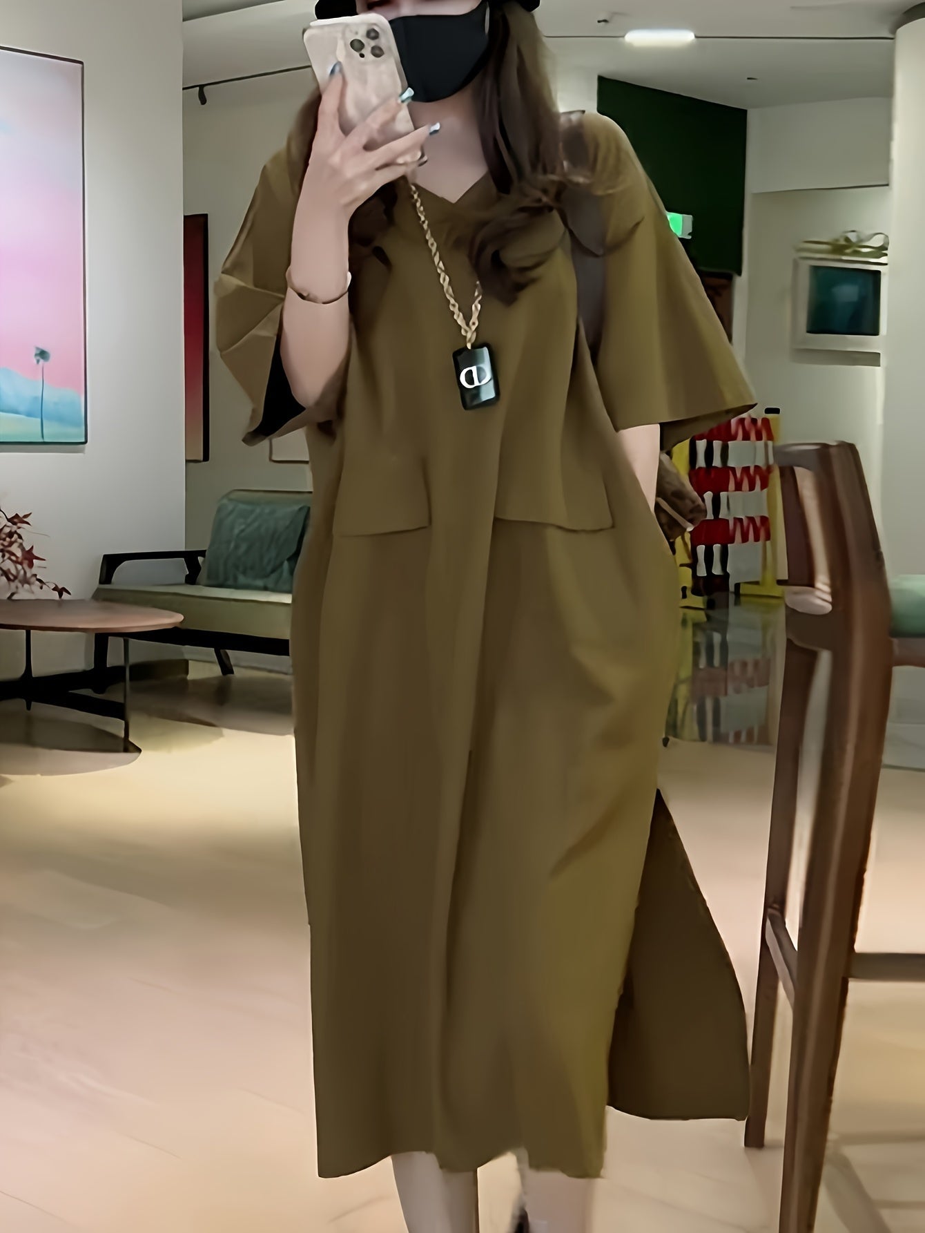 Elegantes ärmelloses Kleid mit frechem Ausschnitt und Taschen - Midi-Länge