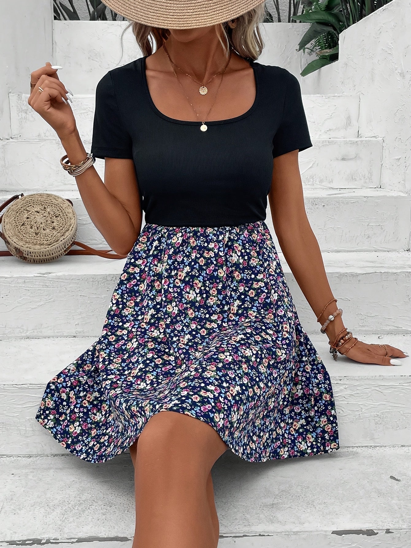 Französisches Blumenkleid mit quadratischem Ausschnitt und kurzen Ärmeln