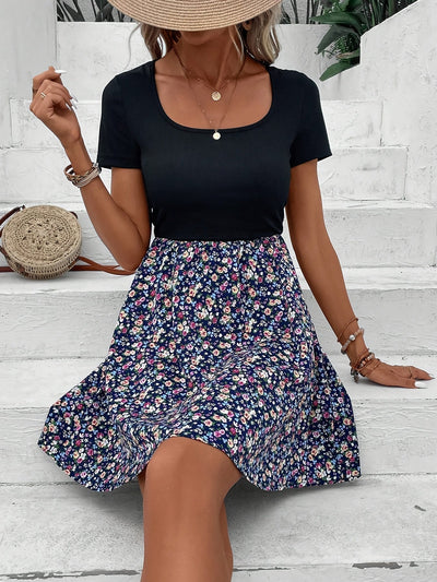 Französisches Blumenkleid mit quadratischem Ausschnitt und kurzen Ärmeln