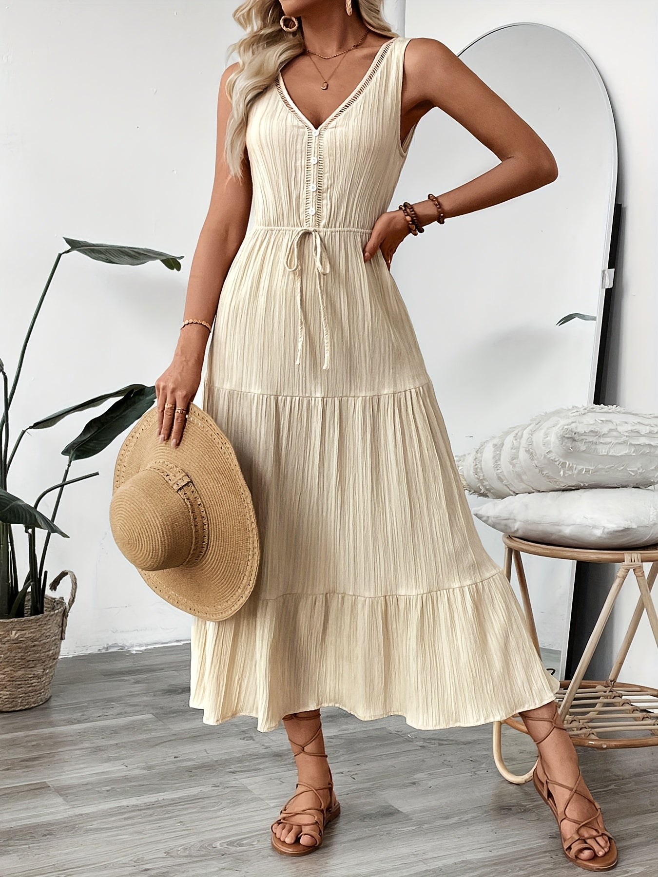 Beigefarbenes Sommerkleid mit V-Ausschnitt, ärmellos, leicht und luftig.