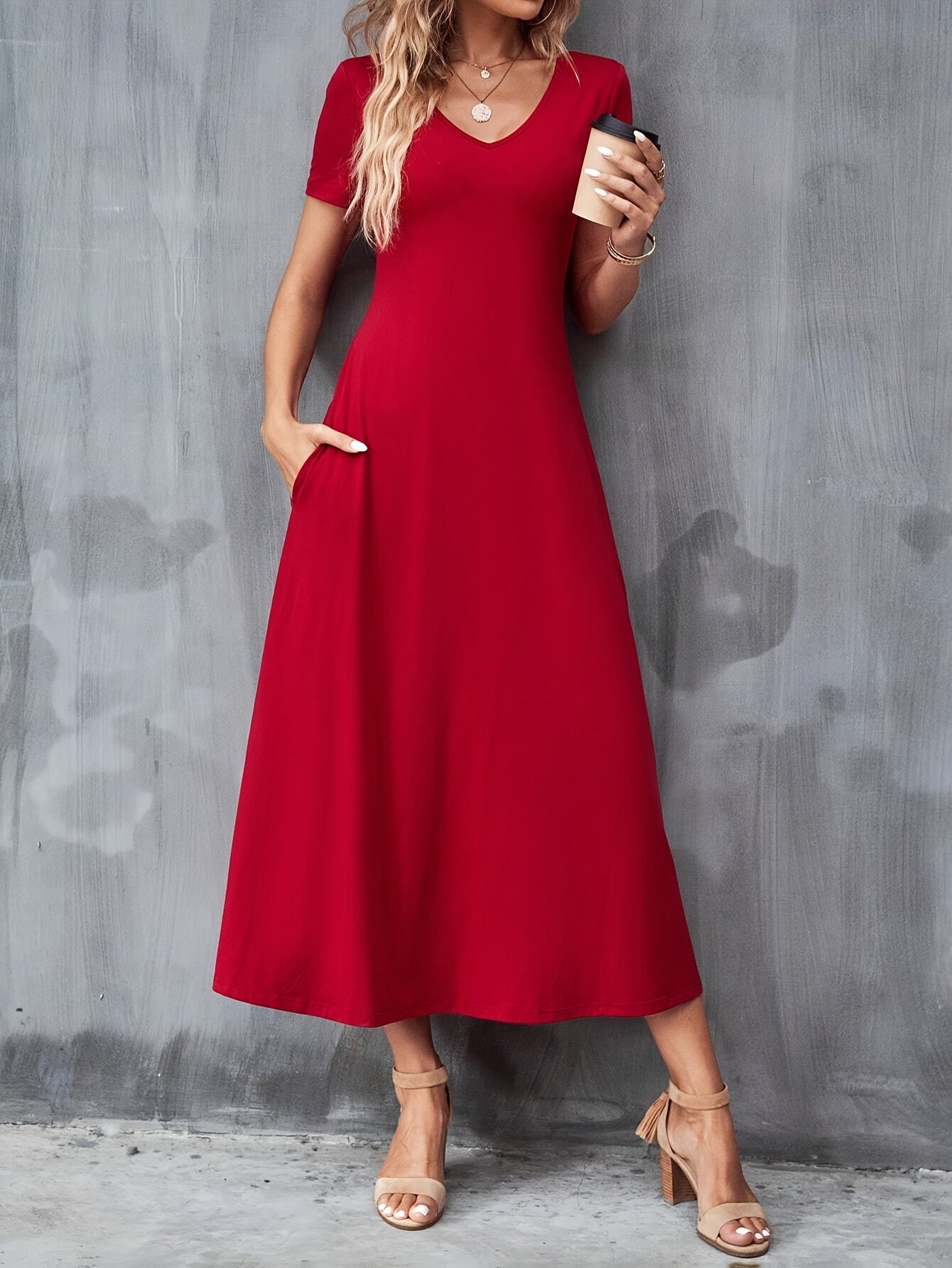 Langes Sommer-Maxi-Kleid mit frechem Ausschnitt - alltagstauglich und stilvoll