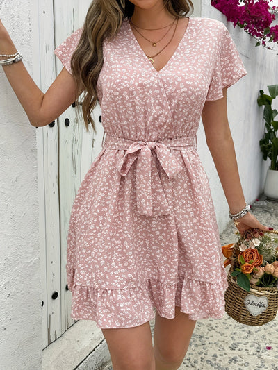 Sommerliches Minikleid mit rosa Blumenmuster und grünem Ausschnitt