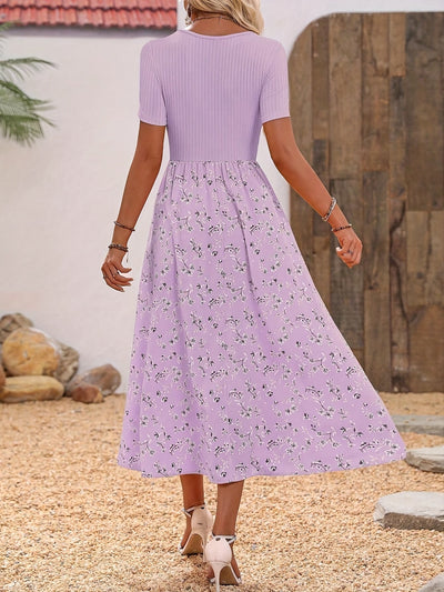 Elegantes lila geblümtes Kleid mit A-Linie und kurzen Ärmeln