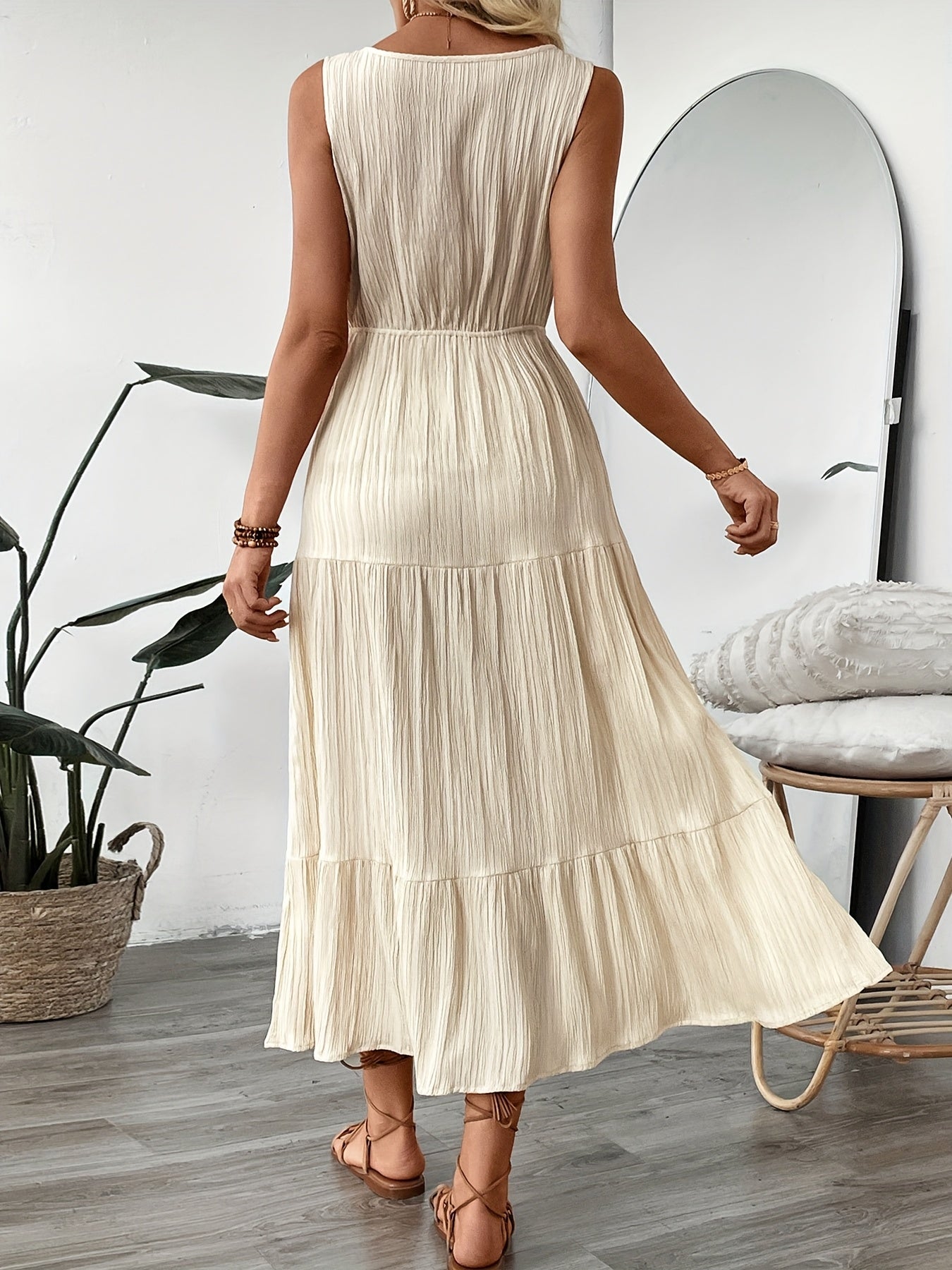 Beigefarbenes Sommerkleid mit V-Ausschnitt, ärmellos, leicht und luftig.