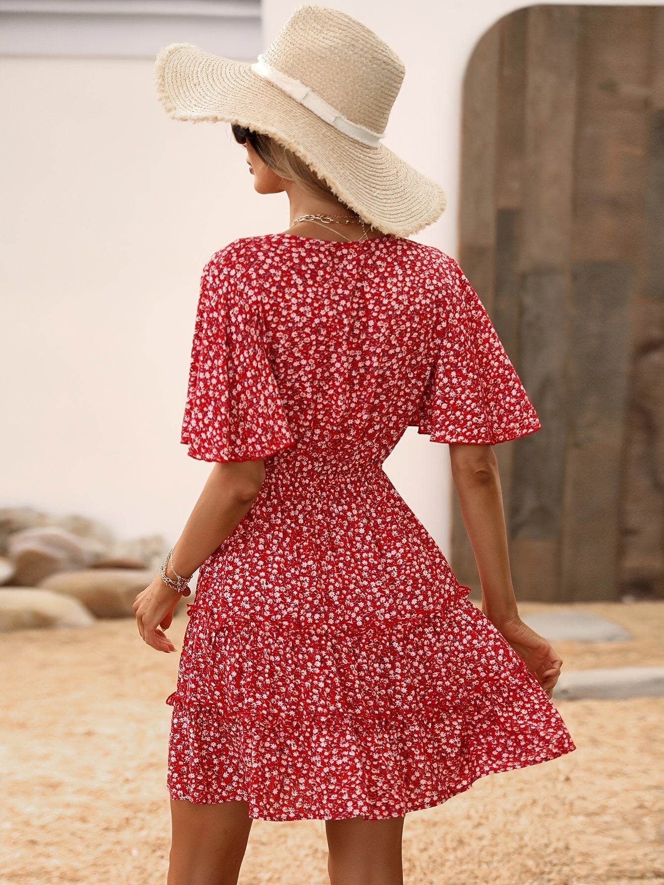 Rotes geblümtes Kleid mit V-Ausschnitt, Volants und Schmetterlingsärmeln