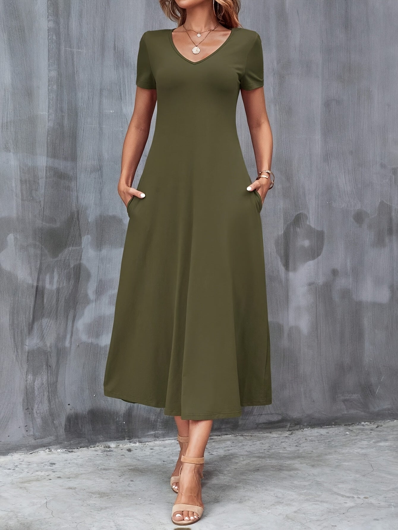 Langes Sommer-Maxi-Kleid mit frechem Ausschnitt - alltagstauglich und stilvoll
