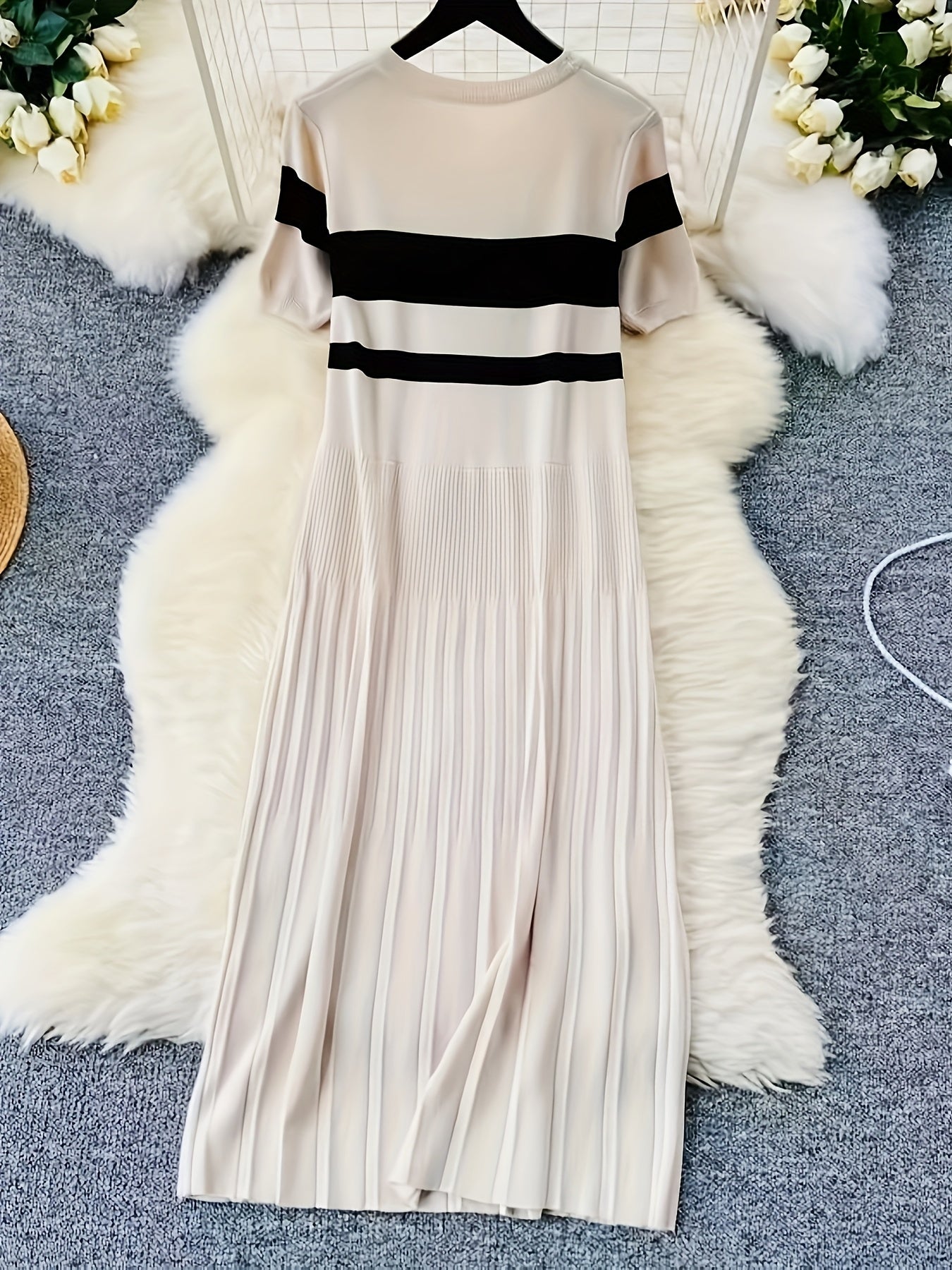 Lässiges gestreiftes Damen-Strickkleid mit Reißverschluss