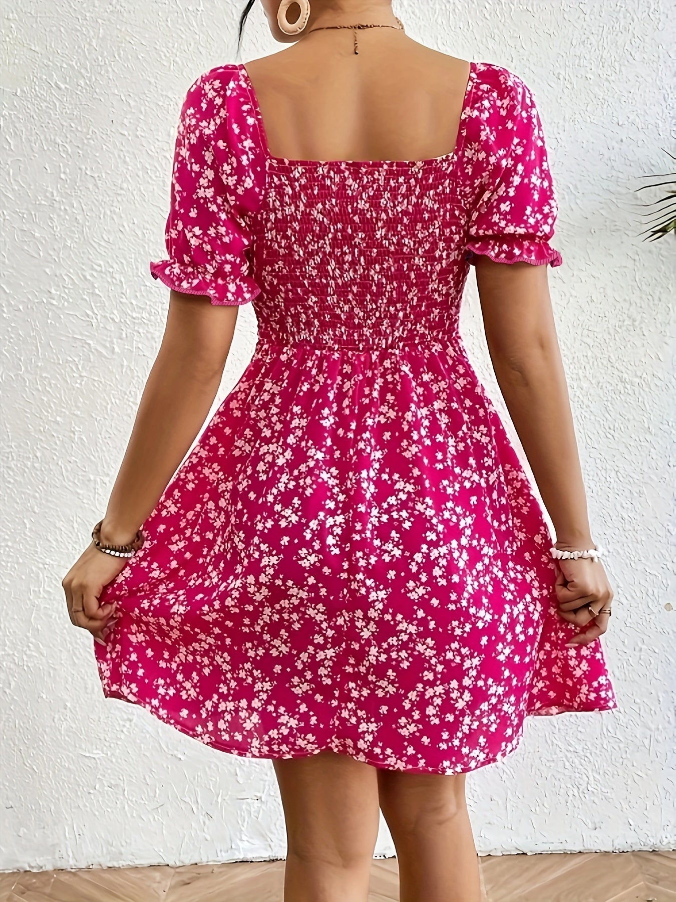 Rosa Blumenkleid mit Carmen-Ausschnitt für den Sommer