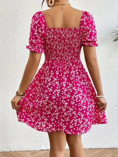 Rosa Blumenkleid mit Carmen-Ausschnitt für den Sommer