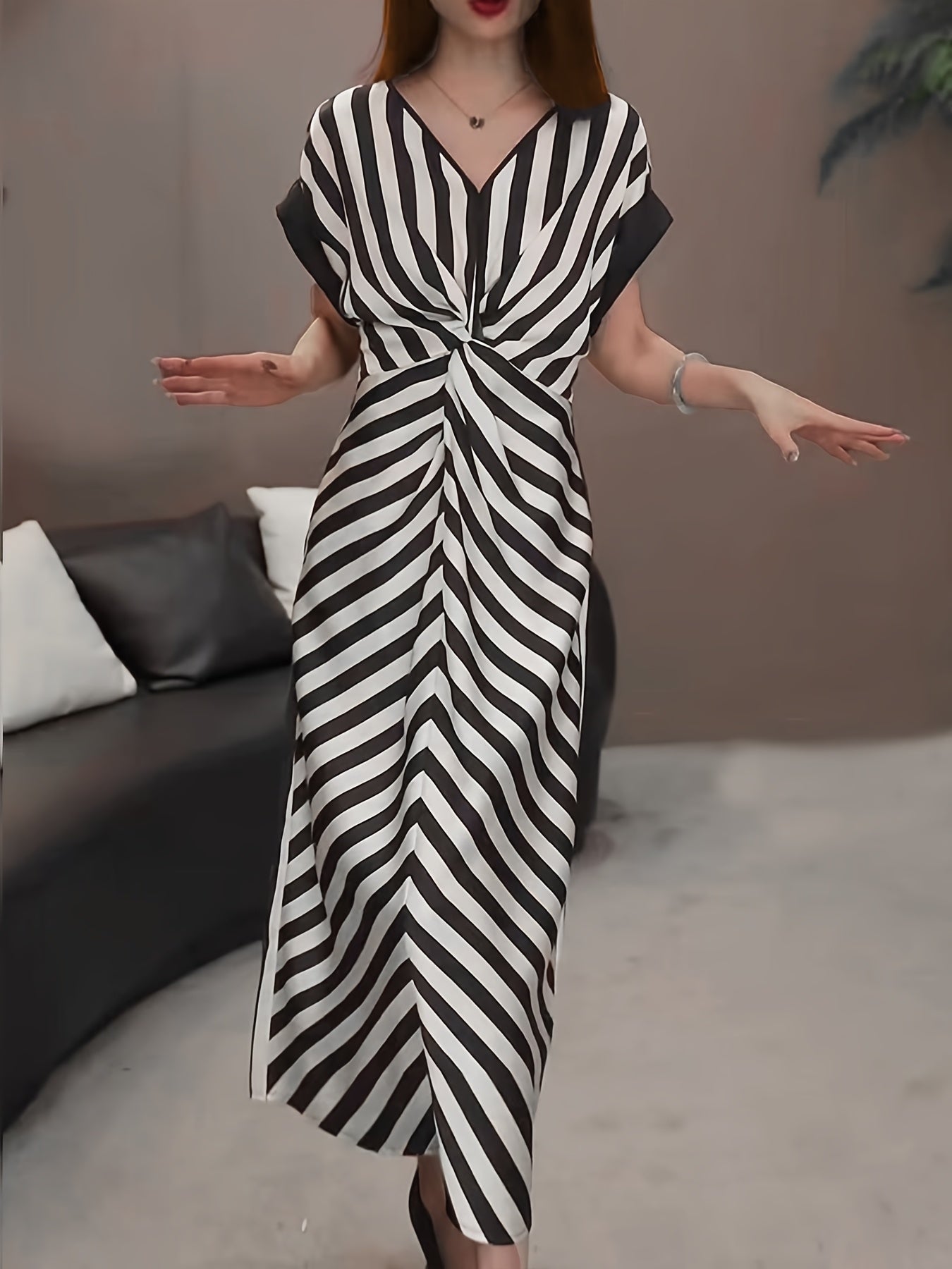 Elegantes gestreiftes Maxikleid - Frecher Ausschnitt, Krawatte und A-Linien-Schnitt