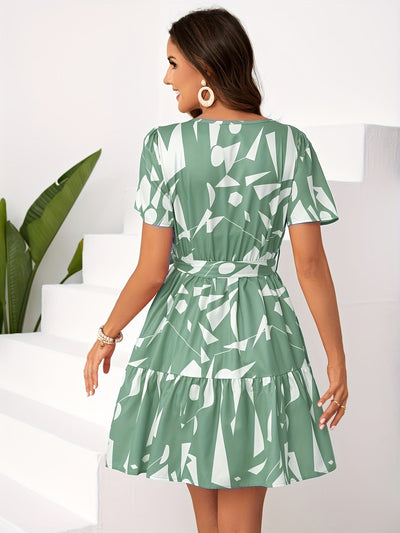 Bedrucktes Kleid mit frechem Ausschnitt - A-Linie, Volant und Taillenband