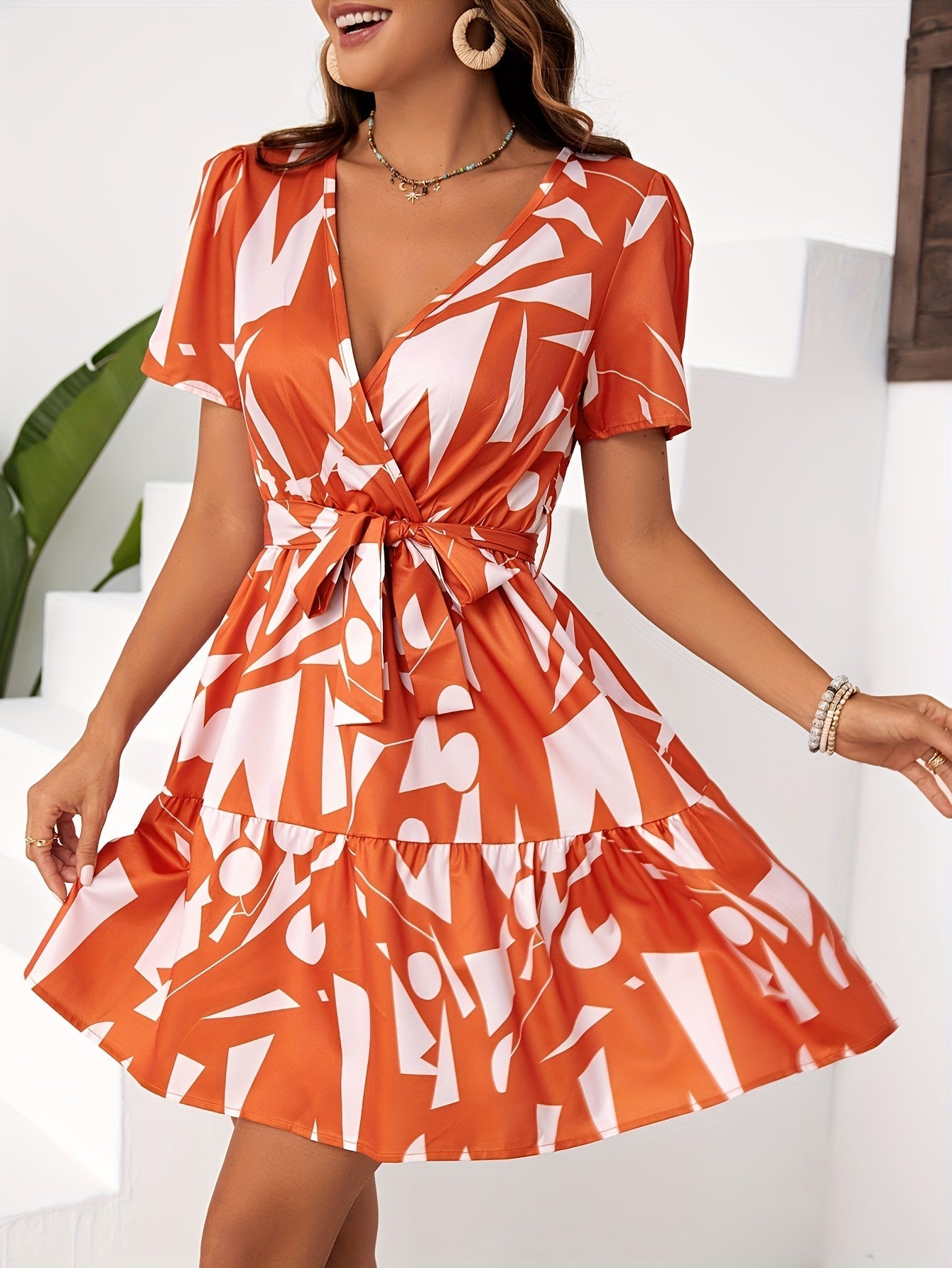 Bedrucktes Kleid mit frechem Ausschnitt - A-Linie, Volant und Taillenband