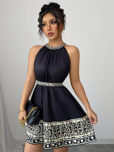 Elegantes trägerloses Minikleid mit Ärmeln Geometrisches Muster in Schwarz und Weiß