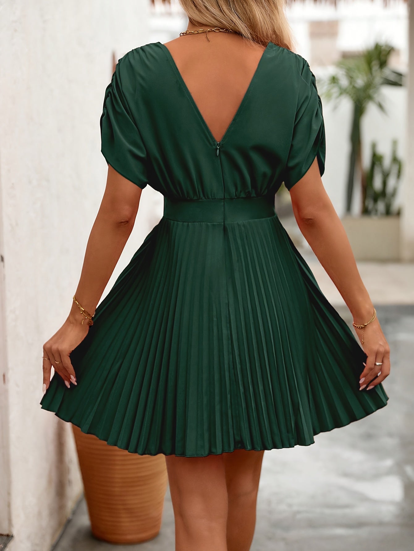 Grünes Damenkleid mit ausgestelltem Schnitt, Rüschen und V-Ausschnitt