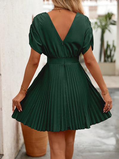 Grünes Damenkleid mit ausgestelltem Schnitt, Rüschen und V-Ausschnitt