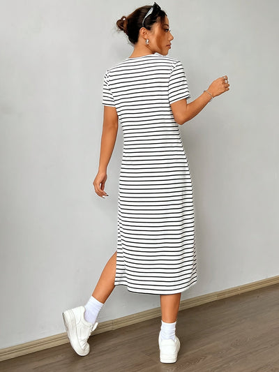 Schwarz-weiß gestreiftes lässiges kurzärmeliges Sommerkleid