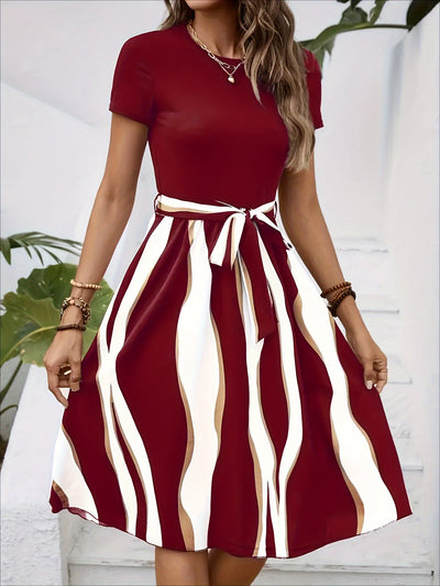 Sommerkleid mit Streifen, Gürtel, kurzen Ärmeln – Einfach