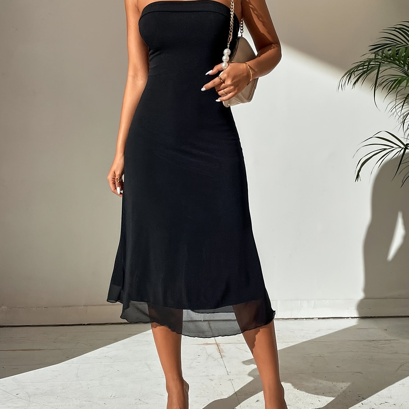 Schwarzes trägerloses Kleid mit elastischem Volant, elegant für den Sommer