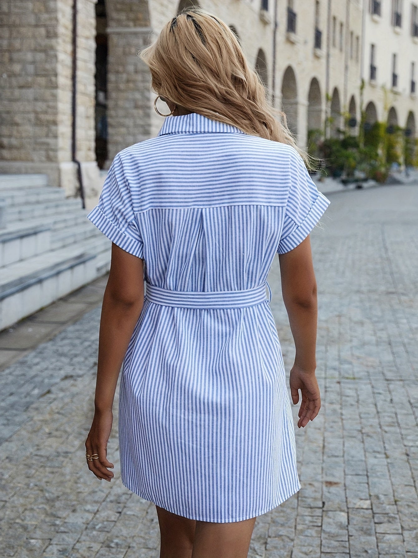 Lässiges Kleid mit kurzen Ärmeln und Gürtel – gestreift mit Knöpfen