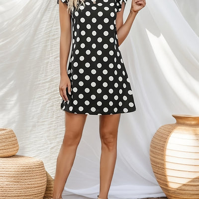 Elegantes schwarzes Kleid mit trendigen Holzdekorationen