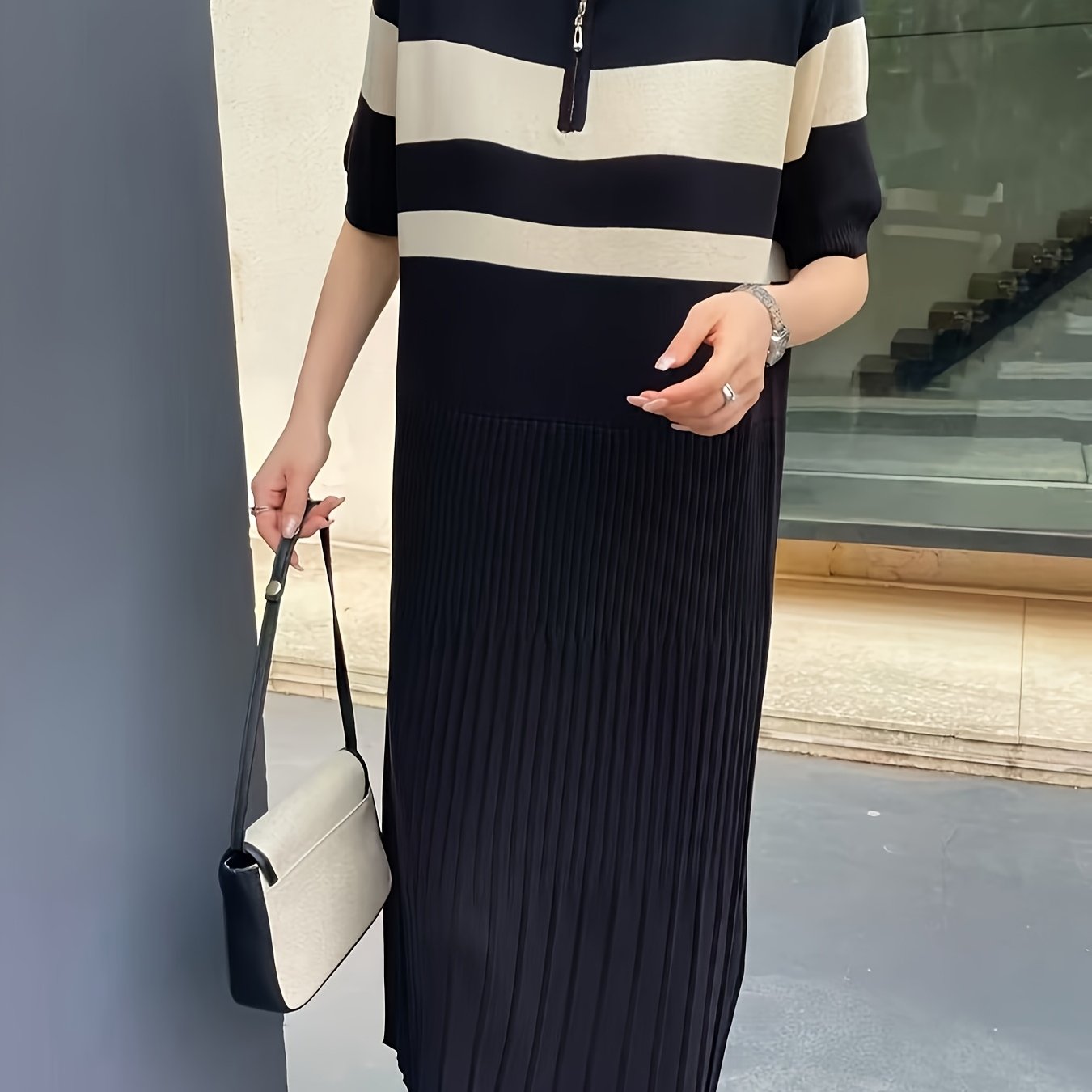 Lässiges gestreiftes Damen-Strickkleid mit Reißverschluss