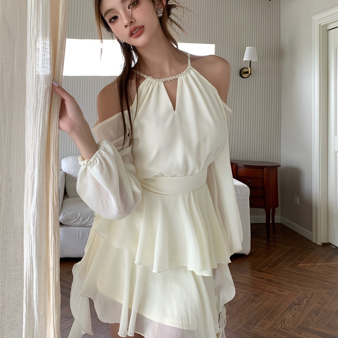 Stylisches ärmelloses Damenkleid mit Neckholder-Ausschnitt