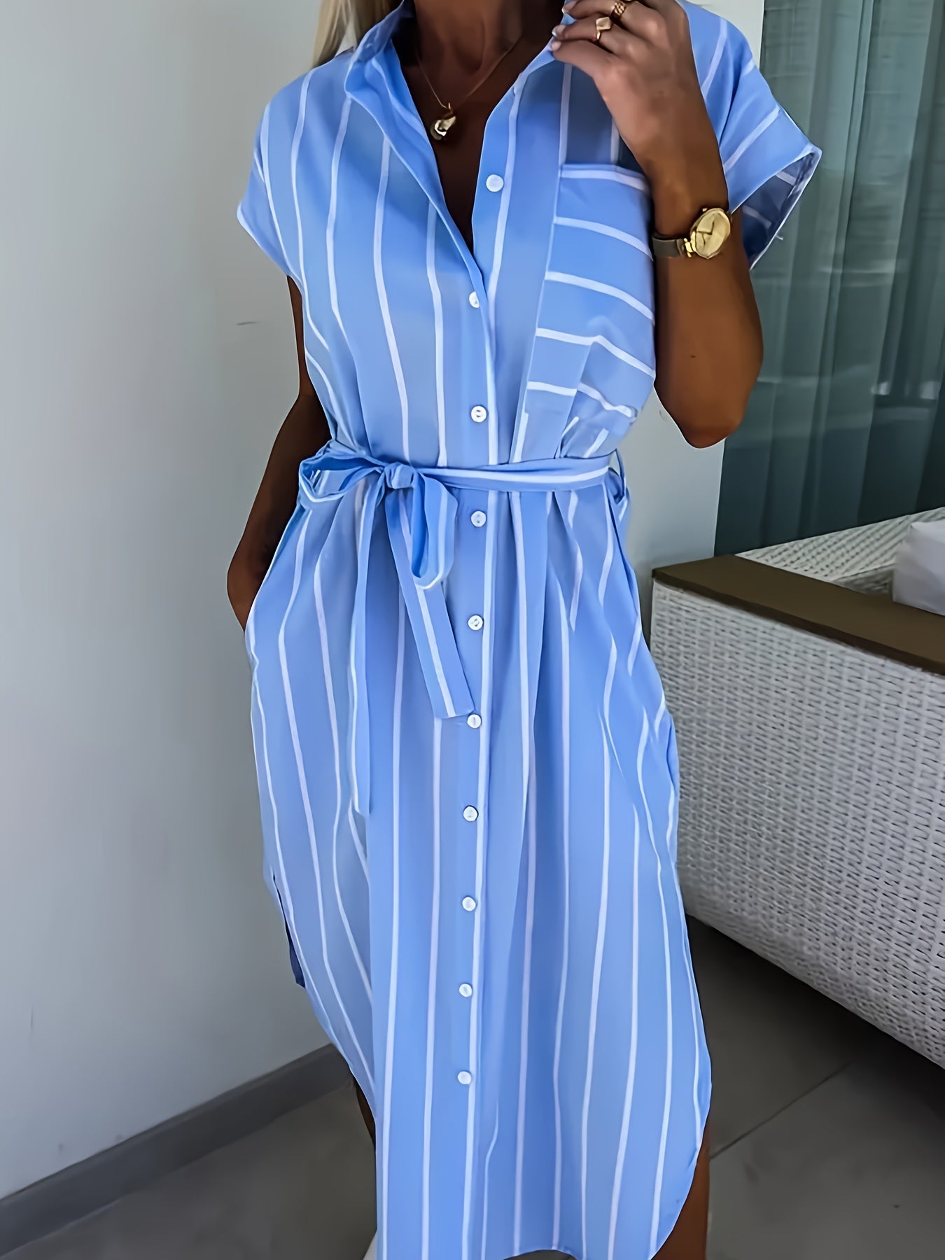 Elegante Tunika mit Streifen und Gürtel, blaues Sommerkleid