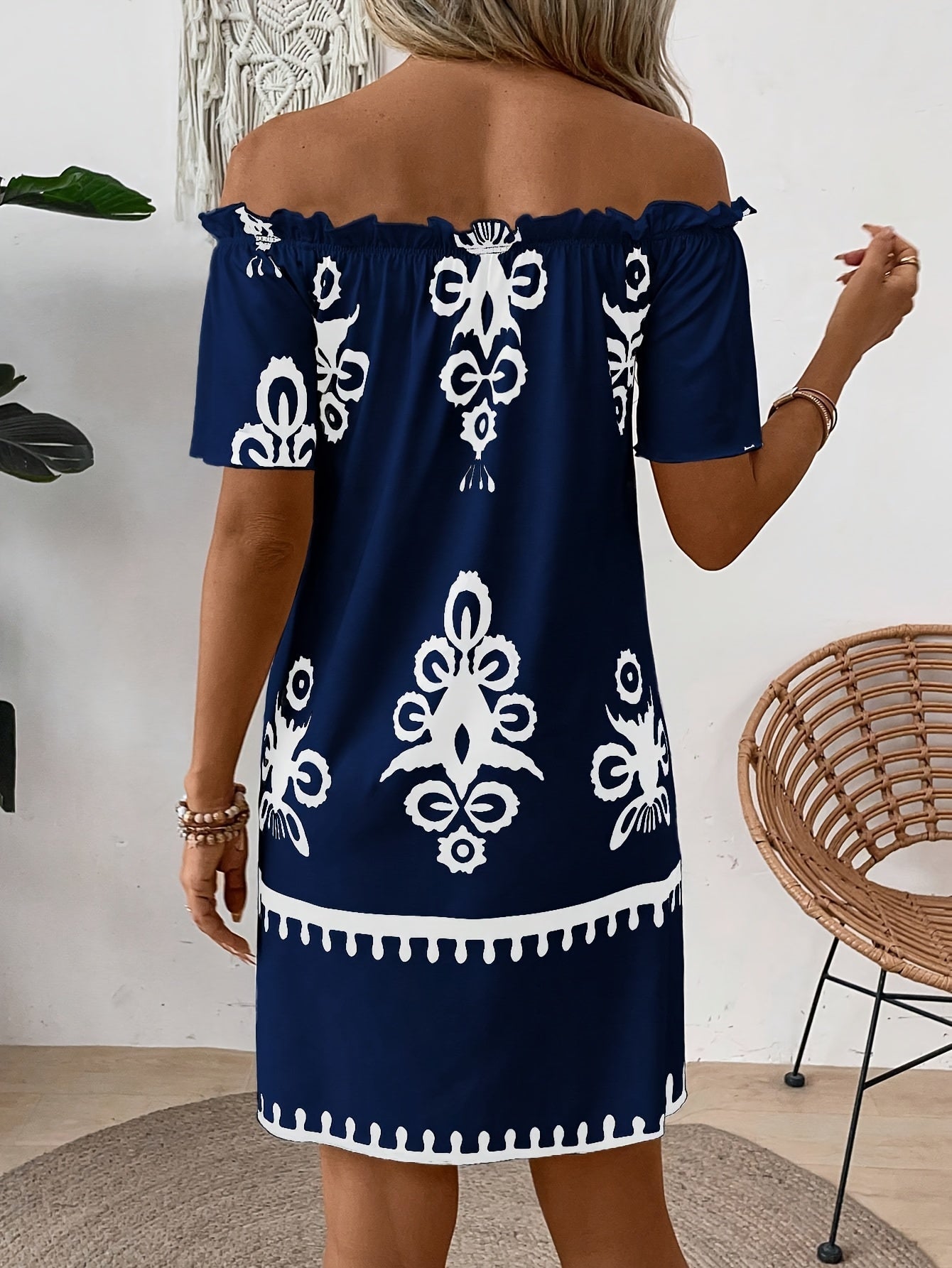 Antikes marineblaues Off-Shoulder-Kleid mit Blumenmuster