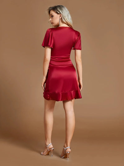 Rotes Satinkleid in Mini-Länge mit Rüschen und asymmetrischem Saum – perfekt für Partys