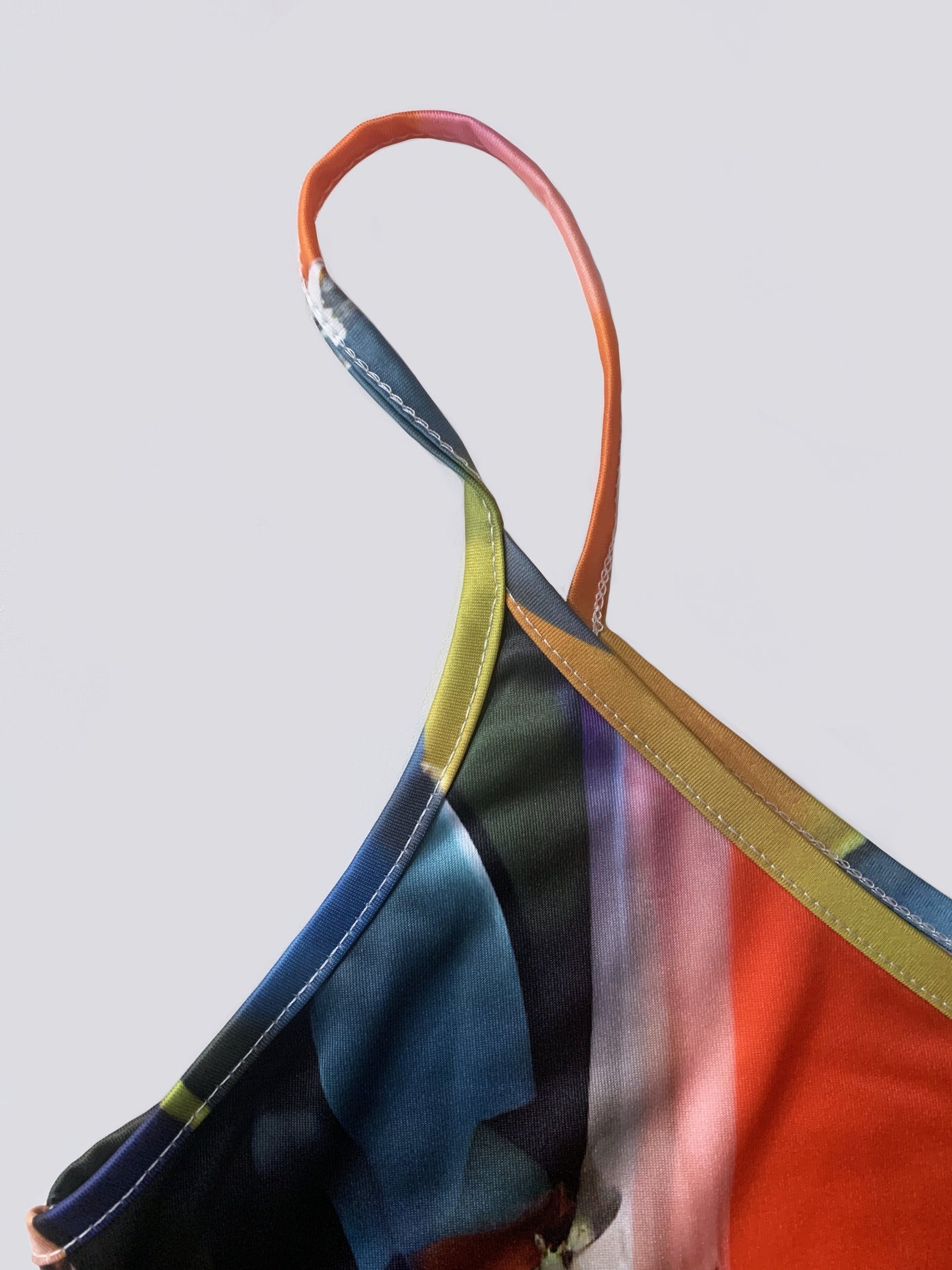 Gesamtdruck Cami-Kleid mit V-Ausschnitt – Lässiges Sommerkleid