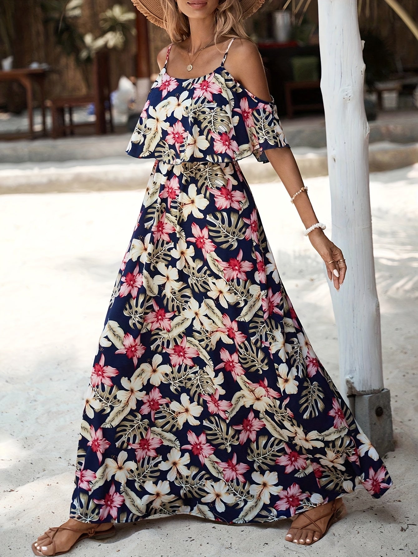 Sommerliches Damenkleid mit Trägern und tropischem Muster