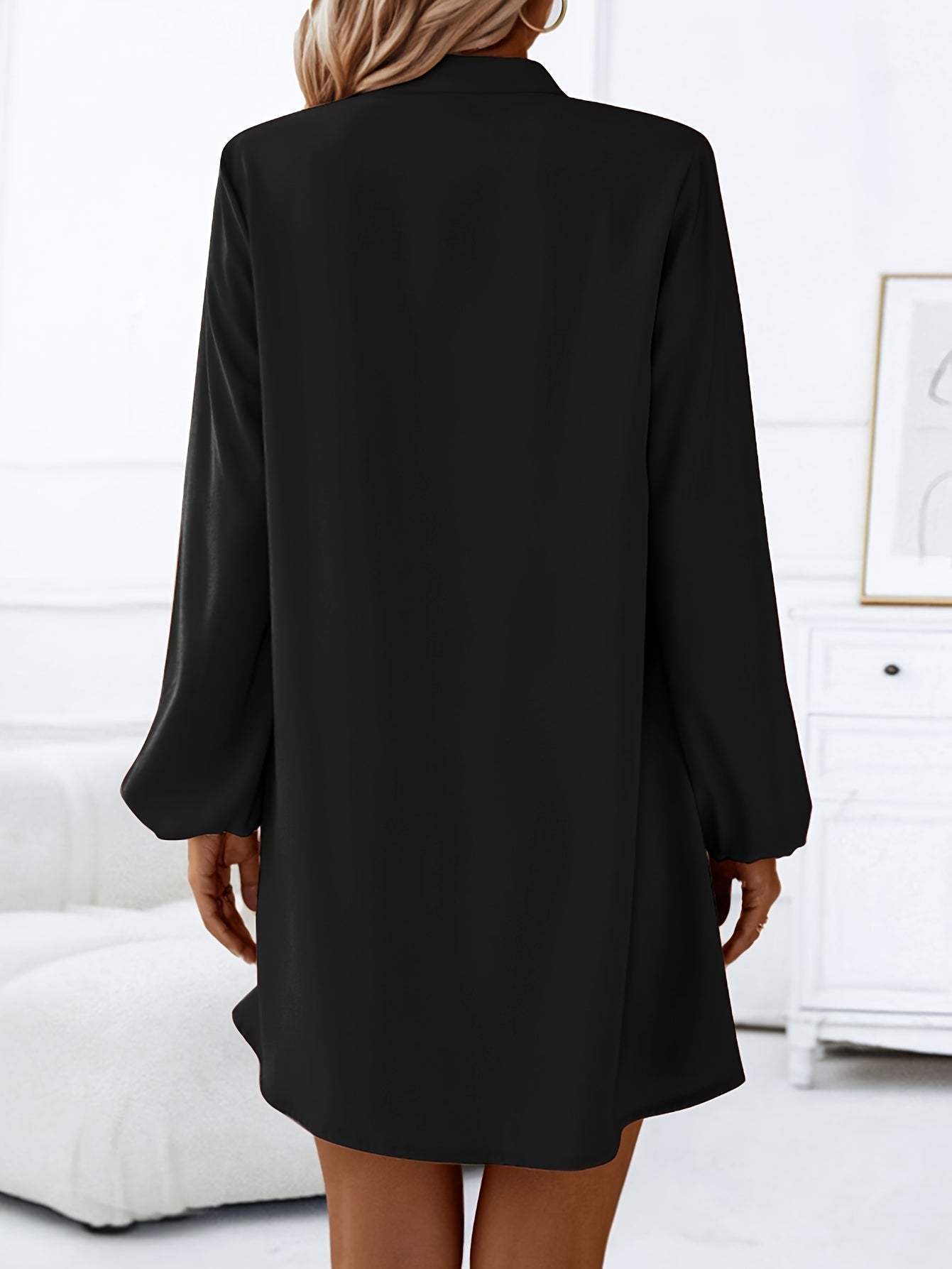 Stilvolles Kleid mit langen Ärmeln und V-Ausschnitt