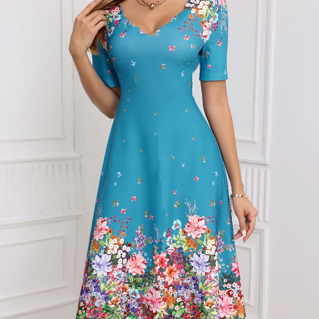 Marineblaues geblümtes Kleid mit S-Ausschnitt und Rüschensaum - Leichtes Midikleid