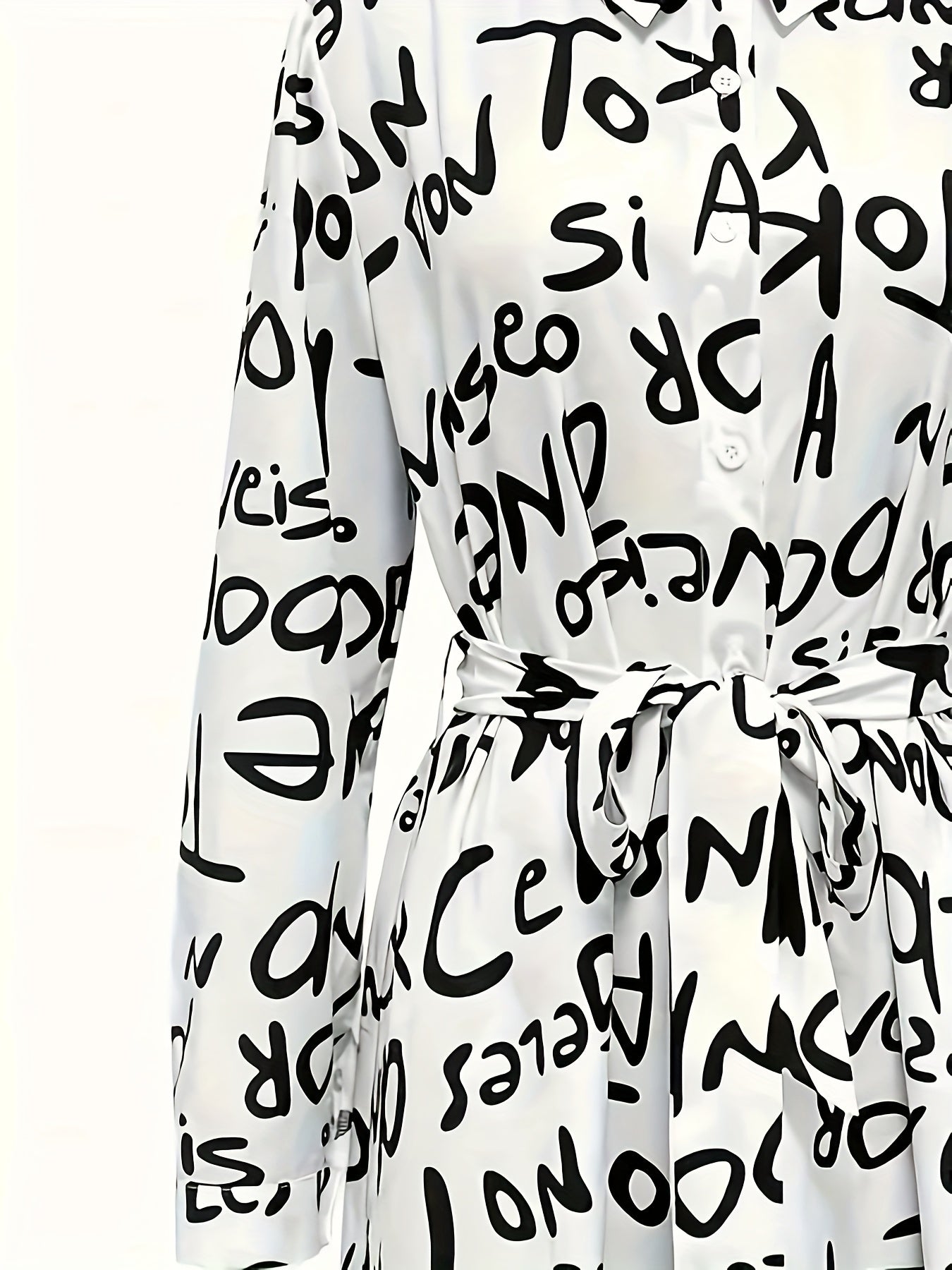 Langes Damenkleid mit Buchstaben-Print und Gürtel