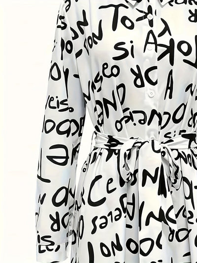 Langes Damenkleid mit Buchstaben-Print und Gürtel