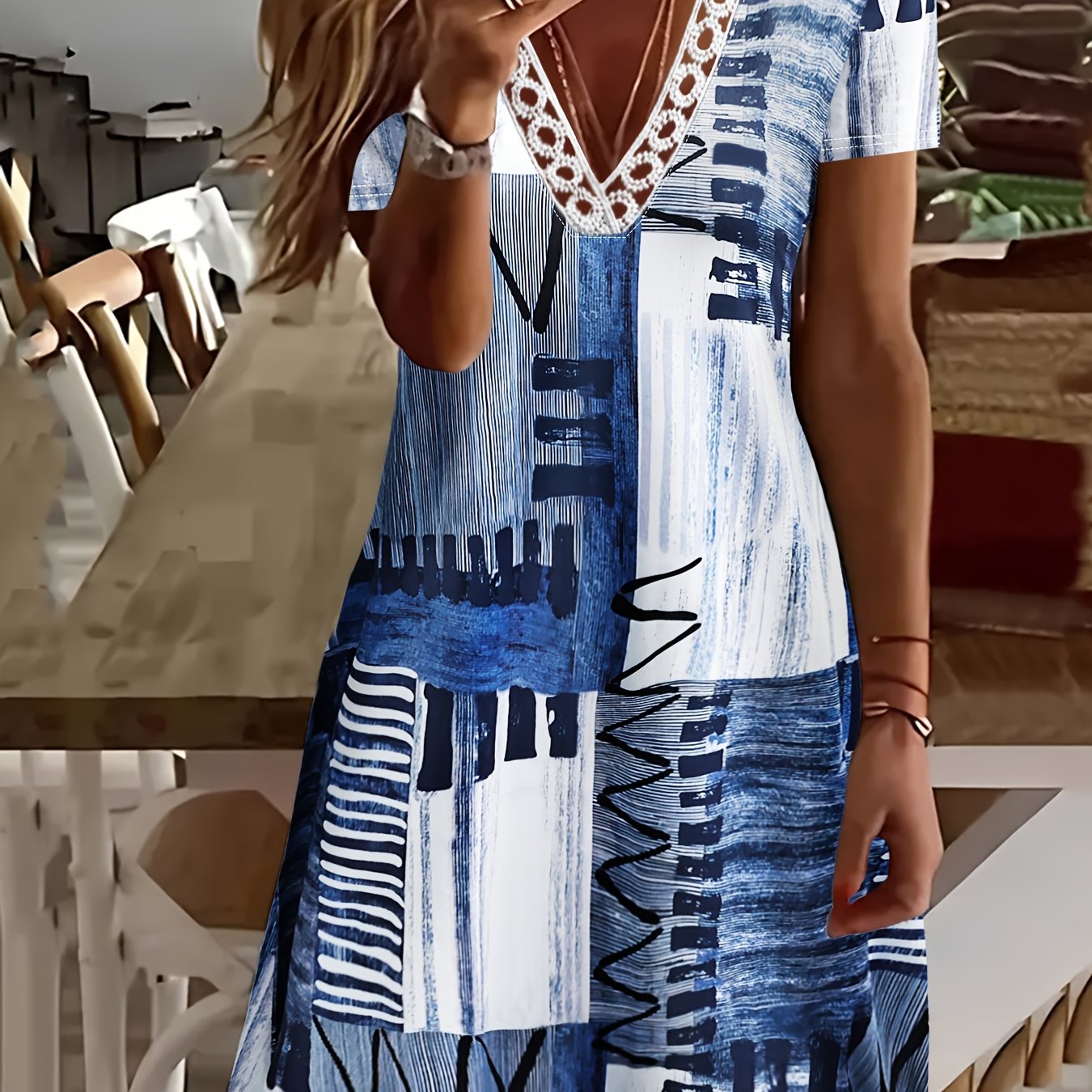 Damen Sommerkleid mit buntem Print - V-Ausschnitt und Spitze
