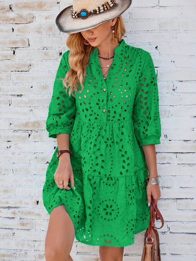 Grünes Cut-Out-Kleid mit V-Ausschnitt – Elegantes Sommerkleid in A-Linie mit Knopfleiste.