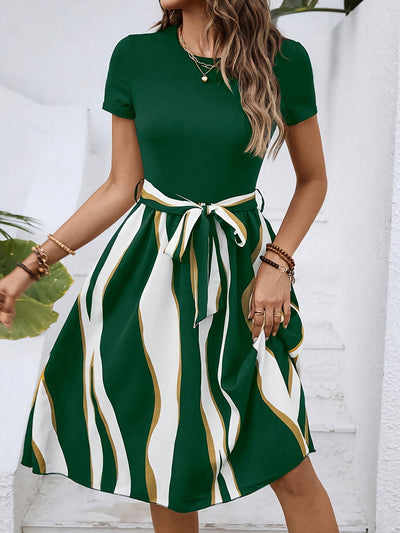 Sommerkleid mit Streifen, Gürtel, kurzen Ärmeln – Einfach