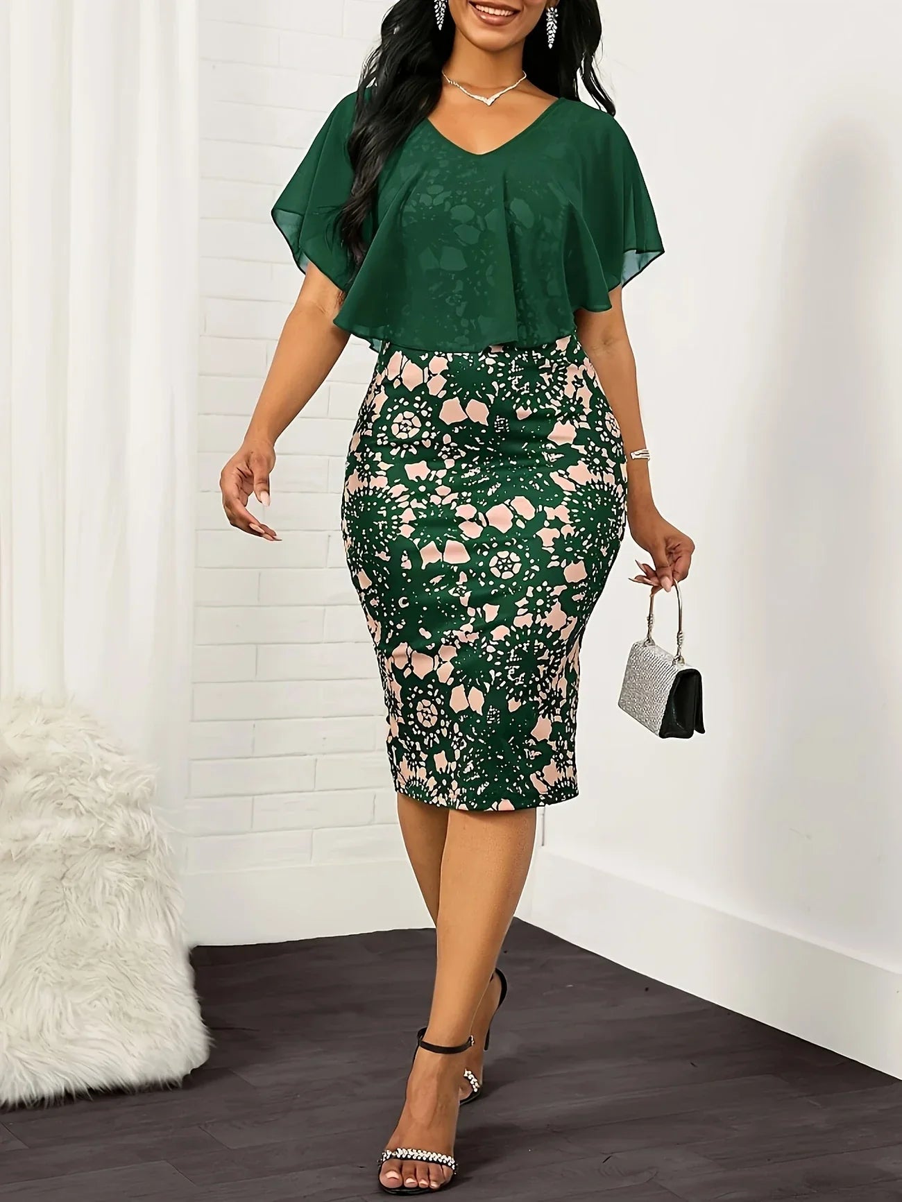 Elegantes Bodycon-Kleid mit Blumenmuster – mit stilvollen Cape-Ärmeln, lässig & schick