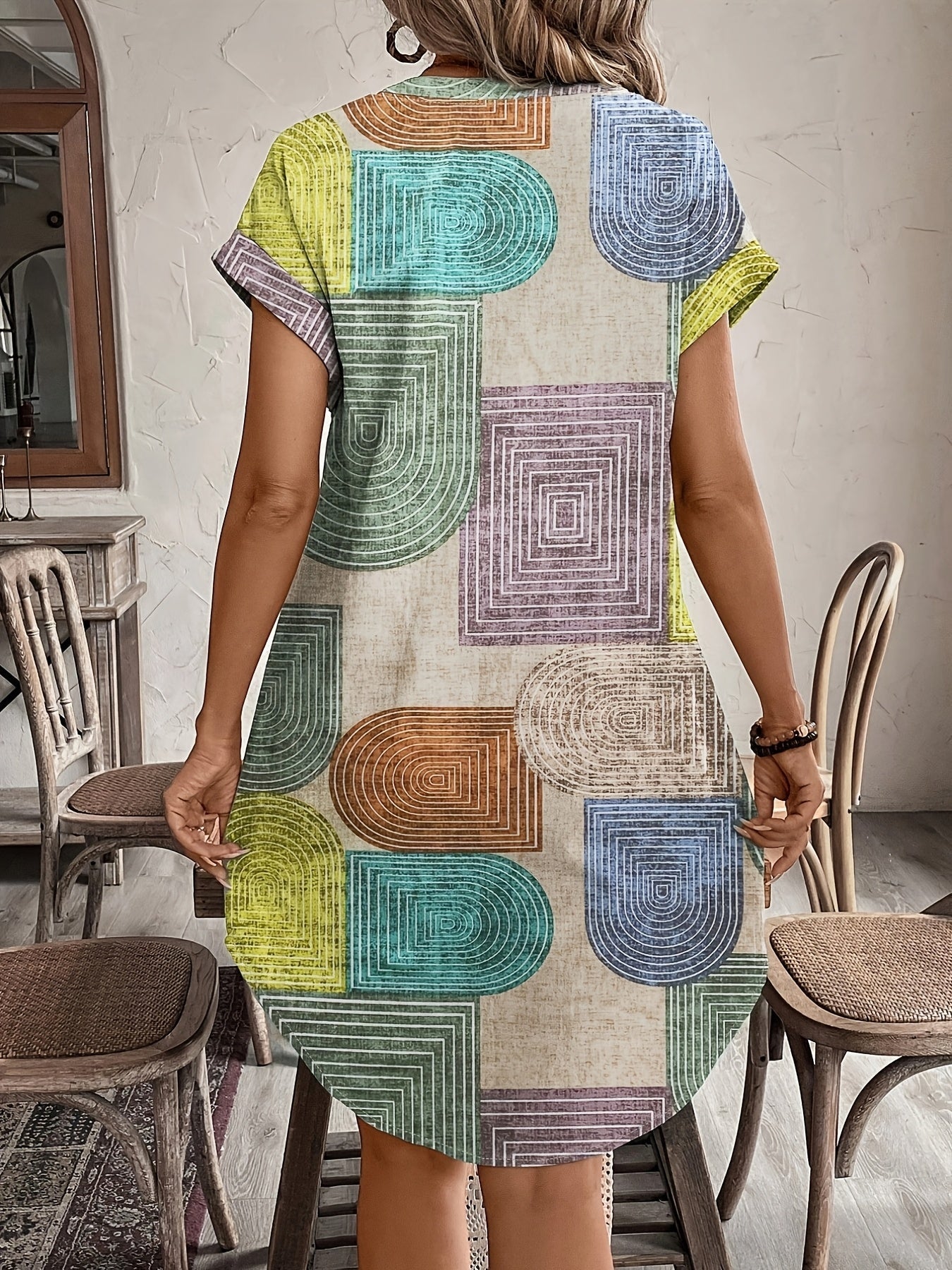 Sommerliches Midi-Kleid mit geometrischem Muster und Knopfleiste – Mehrfarbig